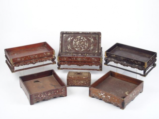 Vente aux enchères Deux paires de plateaux de lettré de forme carrée, décor de loir parmi