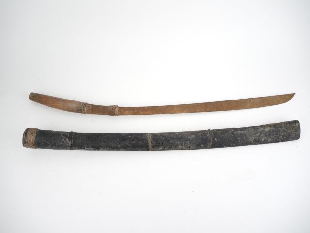 F.	Dah birman dans son fourreau, fusée bois et fer, lame oxydée