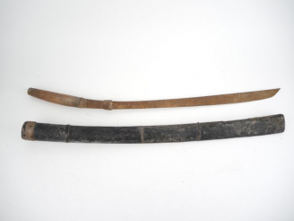 Vente aux enchères F.	Dah birman dans son fourreau, fusée bois et fer, lame oxydée