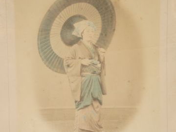 Ensemble de 6 photographies, noir et blanc et polychromes 'Vues du Jap