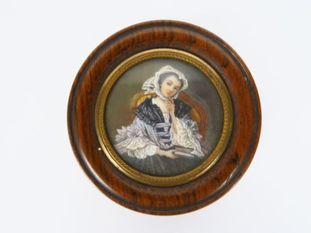 Boite fin XIXème en palissandre, couvercle orné d'une miniature figura