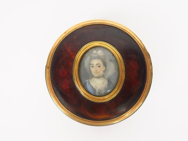 Boite fin XIXème en palissandre, couvercle orné d'une miniature figura