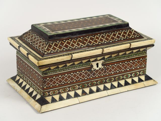 Coffret italien XVIIème en marqueterie à décor de motifs géométriques 