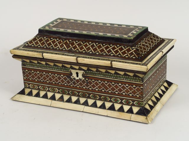 Coffret italien XVIIème en marqueterie à décor de motifs géométriques 