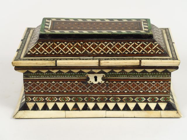 Coffret italien XVIIème en marqueterie à décor de motifs géométriques 