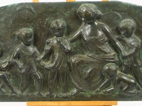 VIVENT. 'jeune mère et ses enfants'. Plaque en bronze à patine verte, 