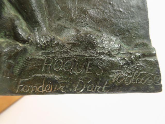 VIVENT. 'jeune mère et ses enfants'. Plaque en bronze à patine verte, 