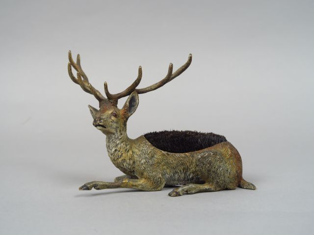 Essuie plume en bronze polychrome de Vienne en forme de grand cerf cou