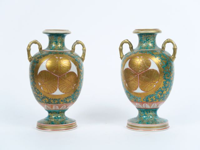 Paire de vases XIXème en porcelaine de Chine à décor de feuillage doré