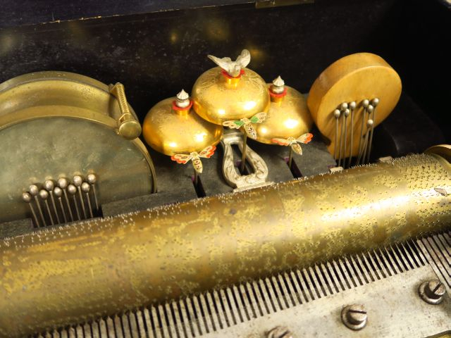 Grande boite à musique XIXème, 8 airs, caisse en marqueterie à décor d