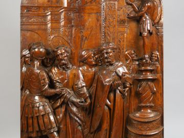 Paire de grands panneaux début XVIIème en noyer sculpté à décor de scè