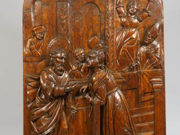 Paire de grands panneaux début XVIIème en noyer sculpté à décor de scè