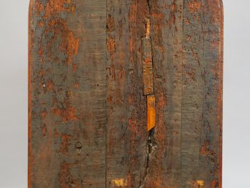 Paire de grands panneaux début XVIIème en noyer sculpté à décor de scè