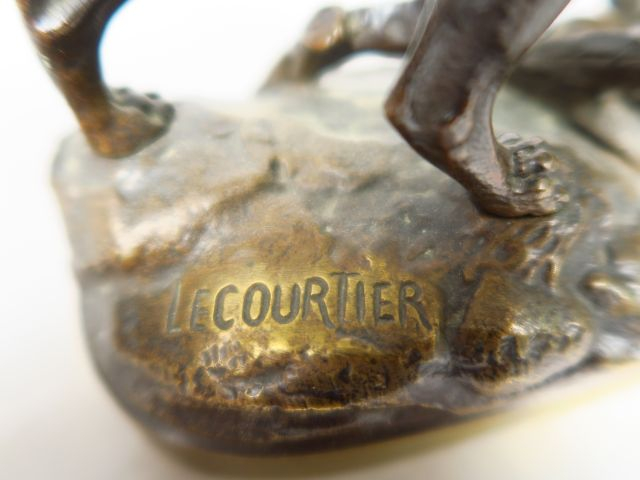 LECOURTIER "Chien de chasse et lièvre".  Sculpture en bronze à patine 
