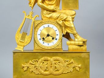 Pendule de cheminée Restauration en bronze doré "Portrait de Virgile",