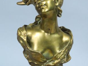 Luigi BALIANI "Portrait de jeune fille souriante au bicorne". Sculptur