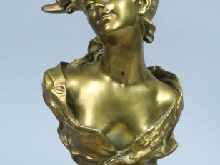 Vente aux enchères Luigi BALIANI "Portrait de jeune fille souriante au bicorne". Sculptur