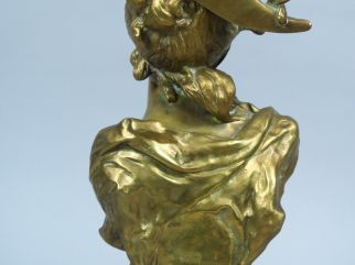 Luigi BALIANI "Portrait de jeune fille souriante au bicorne". Sculptur