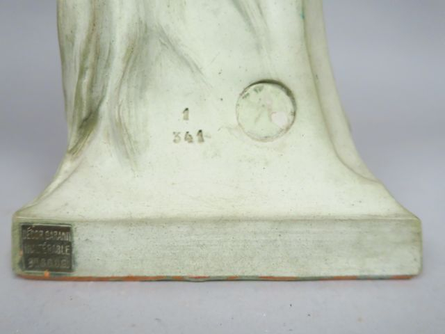 G. COUDRAY "Allégorie de Flore". Sculpture en terre cuite patinée. Sig