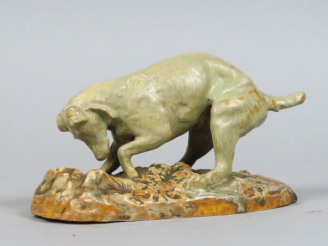 Vente aux enchères LANGLADE "Chien au terrier".  Sculpture en céramique polychrome. Signé