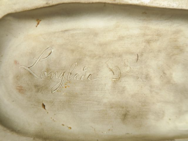 LANGLADE "Chien au terrier".  Sculpture en céramique polychrome. Signé