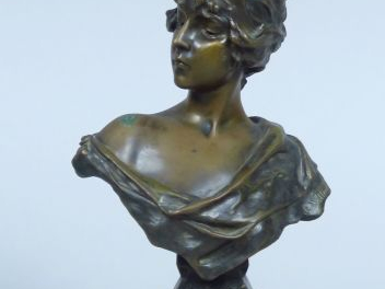 E. VILLANIS "Portrait de Lucrèce en buste". Sculpture en bronze à pati