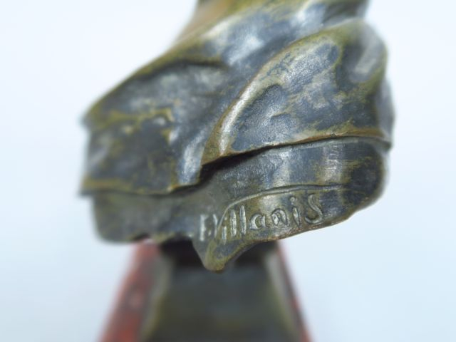 E. VILLANIS "Portrait de Lucrèce en buste". Sculpture en bronze à pati