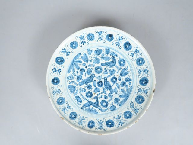 	Coupe XVIIème en faïence italienne, à décor en camaïeu bleu d’oiseaux