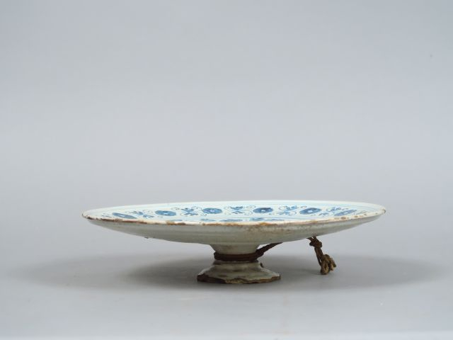 	Coupe XVIIème en faïence italienne, à décor en camaïeu bleu d’oiseaux