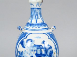 Vente aux enchères 	Vase en faïence italienne, décor en camaïeu bleu, monté en lampe H. 2