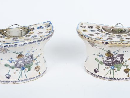 Paire de porte bouquets XVIIIème en faience à décor de fleurs polychro