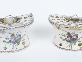 Vente aux enchères Paire de porte bouquets XVIIIème en faience à décor de fleurs polychro