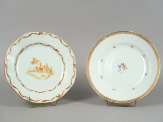 Vente aux enchères 	Deux différentes assiettes en porcelaine de Chine. Compagnie des Inde