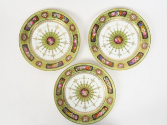 Vente aux enchères Trois assiettes en porcelaine polychrome de Sèvres. 1842. Modèle du Ch