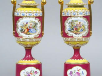 Vente aux enchères Paire de vases couverts fin XIX ème  en porcelaine de Vienne, sur socl