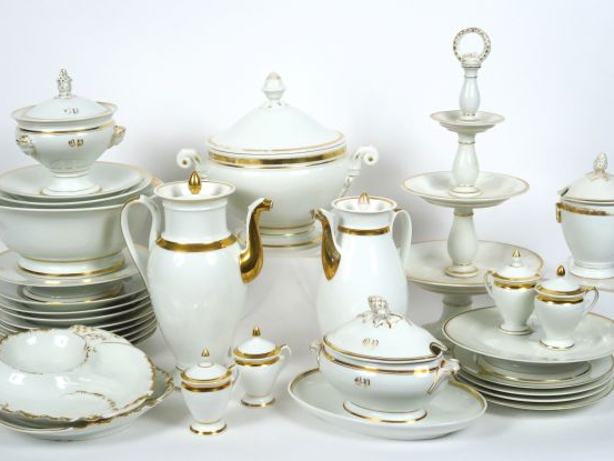 Service de table en porcelaine blanche et dorée début XIXème (quelques