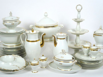 Vente aux enchères Service de table en porcelaine blanche et dorée début XIXème (quelques