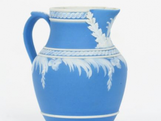 Vente aux enchères Pot à lait début XIXème en céramique de Wedgwood