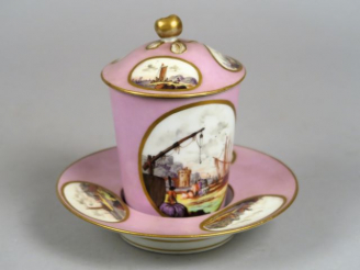 Vente aux enchères 	Tasses et sous-tasse XIX ème en porcelaine, à décor de marines dans d