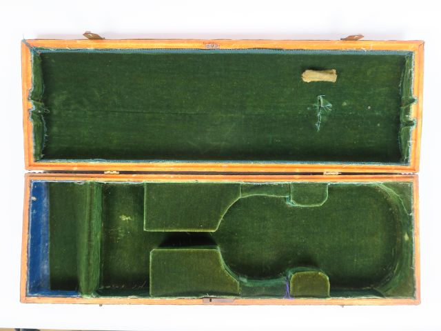 Coffret de violon XVIIIème en cuir, bronze et laiton