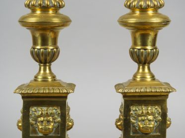 	Paire de devants de foyer début XVIIIème en bronze, à décor de vases 