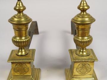 	Paire de chenets XVIIème en bronze, armoriés, à décor de vases Médici