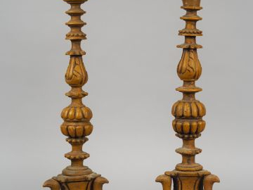 	Paire de pique-cierges en bois sculpté (repeints et quelques nuances 
