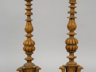 Vente aux enchères 	Paire de pique-cierges en bois sculpté (repeints et quelques nuances 