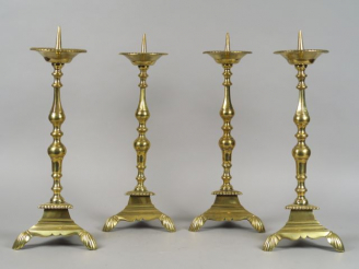 Vente aux enchères 	Quatre pique-cierges Louis XIII en bronze, fût balustre.  H. 48 cm