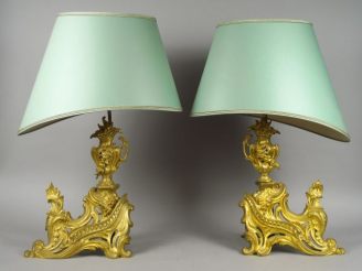 Vente aux enchères 	Paire de chenets de style rocaille en bronze doré et ajouré, montés e