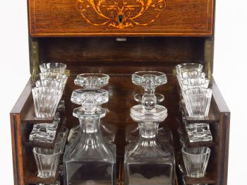 Cave à liqueur Napoléon III en marqueterie et cristal (manque un bouch