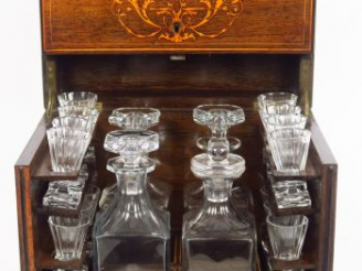 Vente aux enchères Cave à liqueur Napoléon III en marqueterie et cristal (manque un bouch
