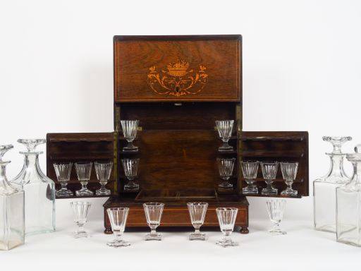 Cave à liqueur Napoléon III en marqueterie et cristal (manque un bouch