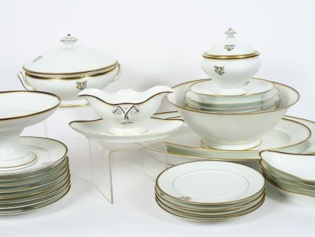 Partie de service de table Napoléon III en porcelaine de Paris, à déco